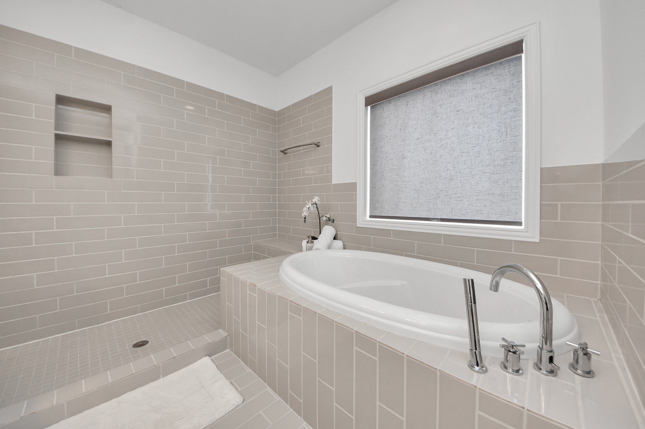1628 West 24th Street Houston, TX 77008 - Photo 26 of 40 Imagine soaking in this spacious tub after a long day!