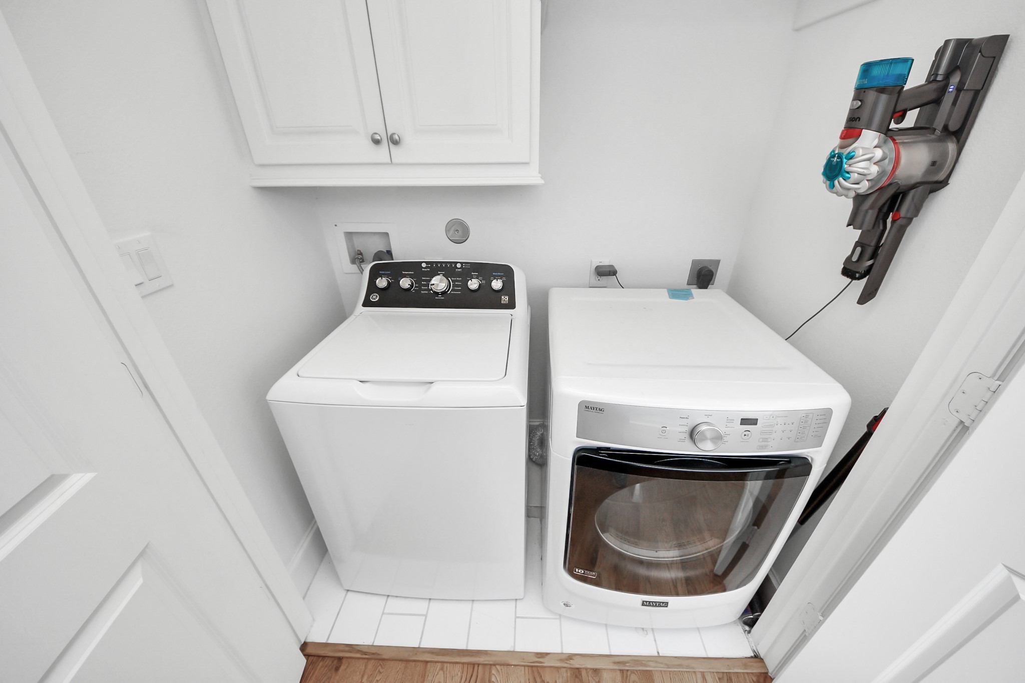 1628 West 24th Street Houston, TX 77008 - Photo 32 of 40 Move-in ready with a washer and dryer included, this conveniently located third-floor laundry room sits perfectly between the primary and secondary bedrooms for ultimate ease and efficiency.