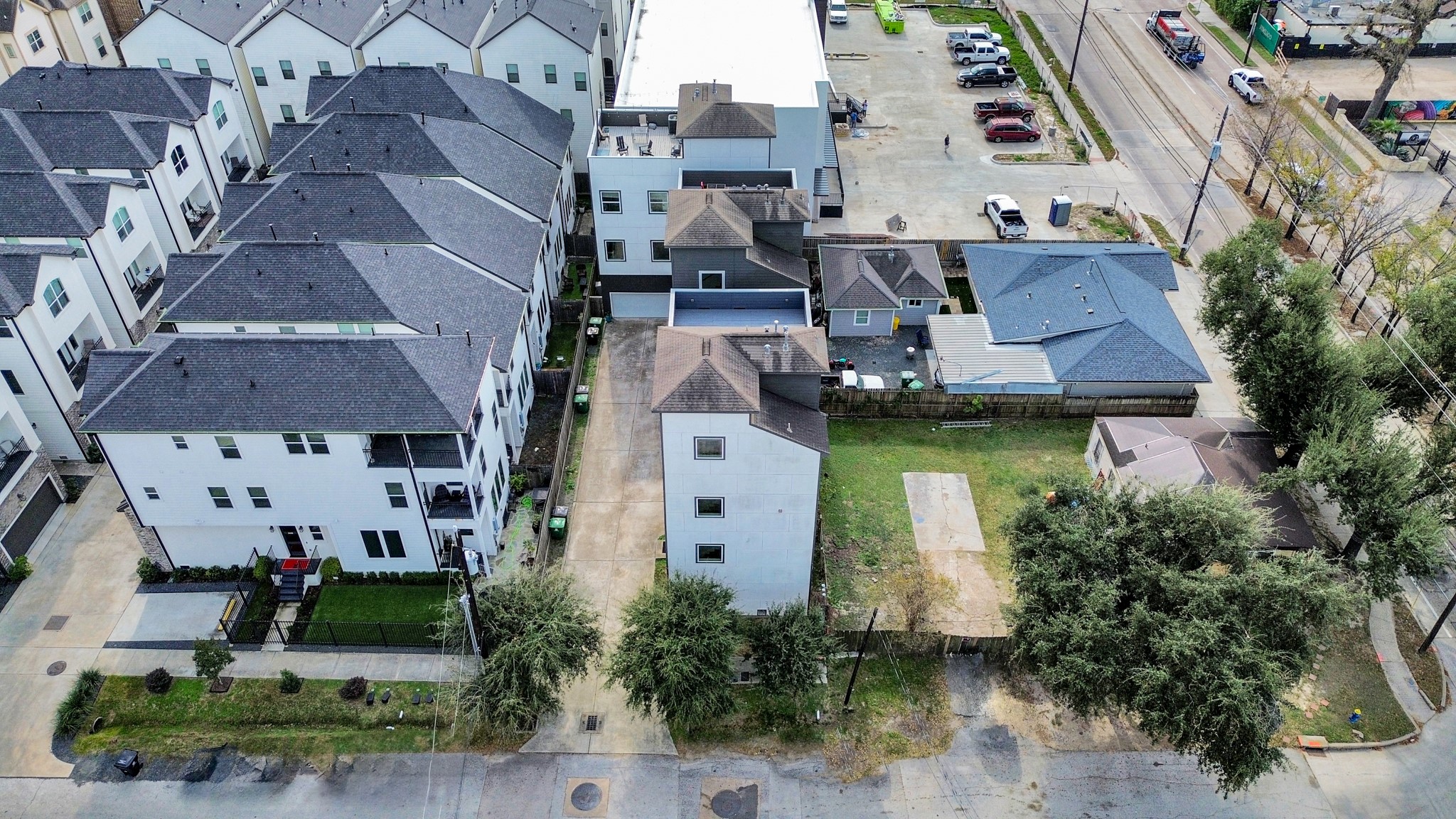 1628 West 24th Street Houston, TX 77008 - Photo 35 of 40 Ample street parking and a shared driveway serving just three homes.