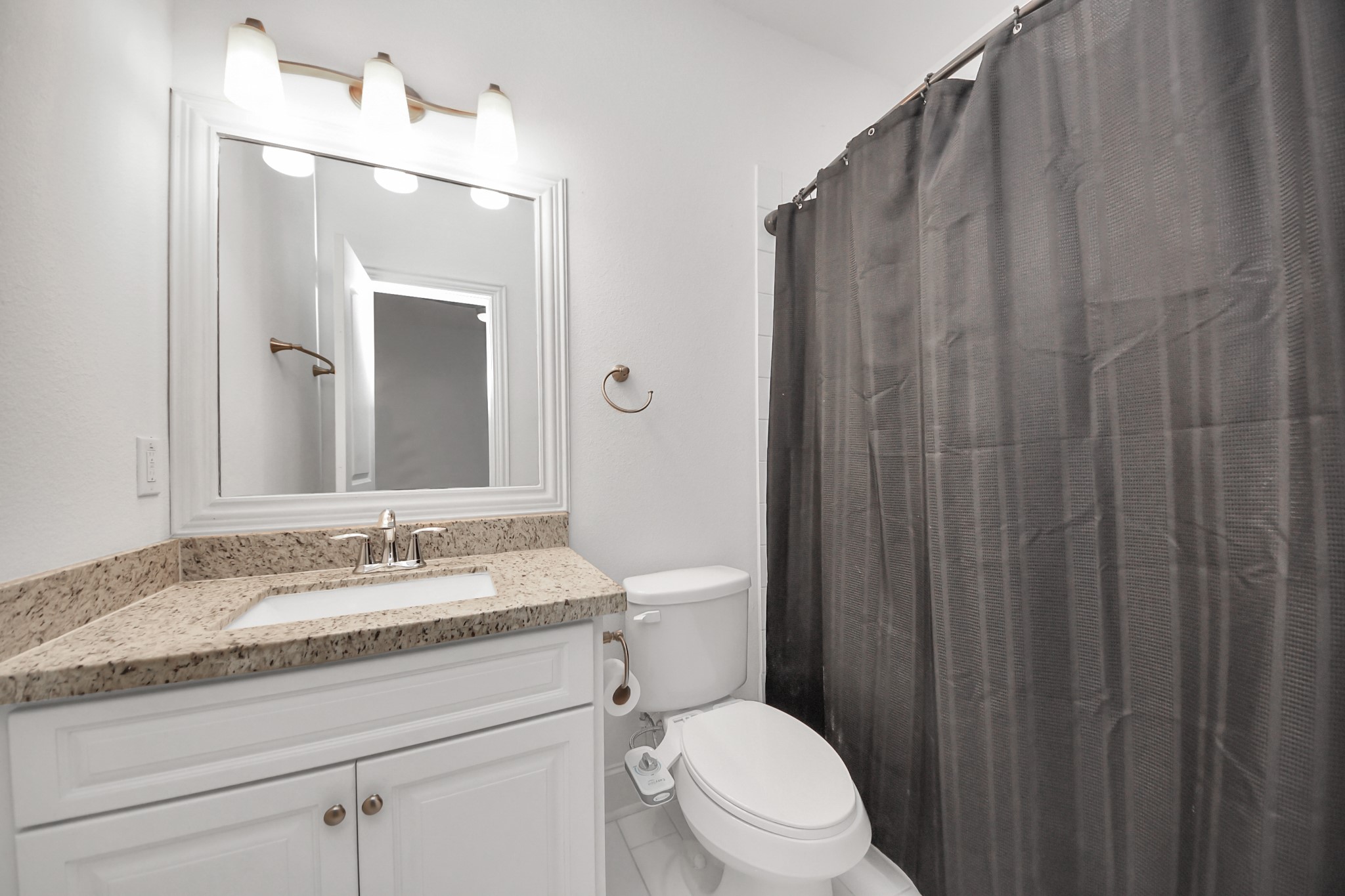 1628 West 24th Street Houston, TX 77008 - Photo 10 of 40 Let's take a closer look at the first-floor secondary ensuite bathroom with shower/tub combo.