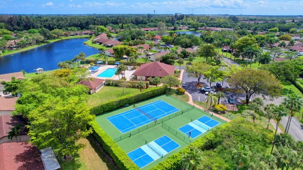 $420,000 | 2 Cambridge Place, Boynton Beach, FL 33426