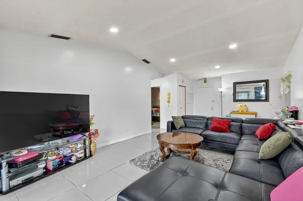 $420,000 | 2 Cambridge Place, Boynton Beach, FL 33426