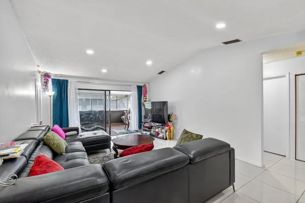 $420,000 | 2 Cambridge Place, Boynton Beach, FL 33426