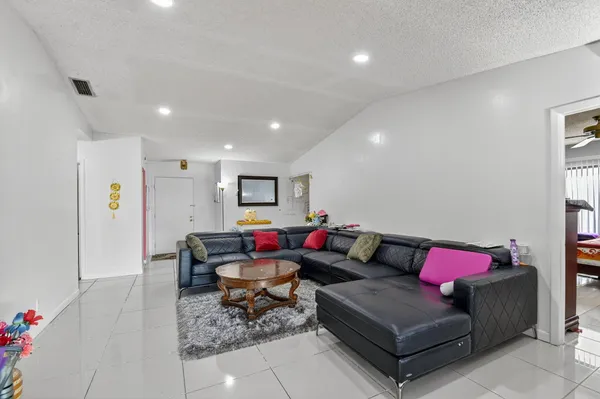 $420,000 | 2 Cambridge Place, Boynton Beach, FL 33426
