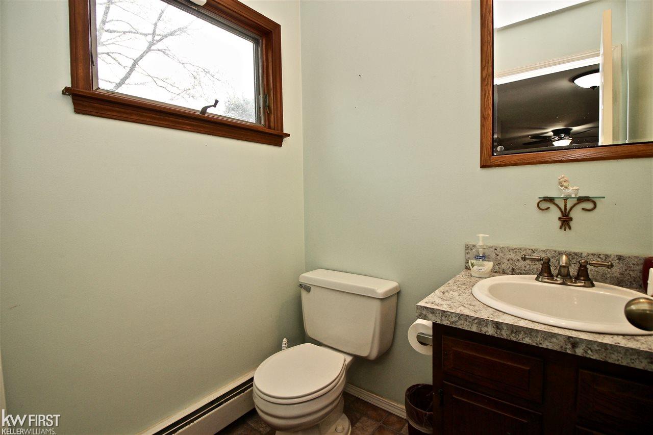 5454 East Coldwater Road Flint, MI 48506 - Photo 9 of 24 31380727-8.JPG