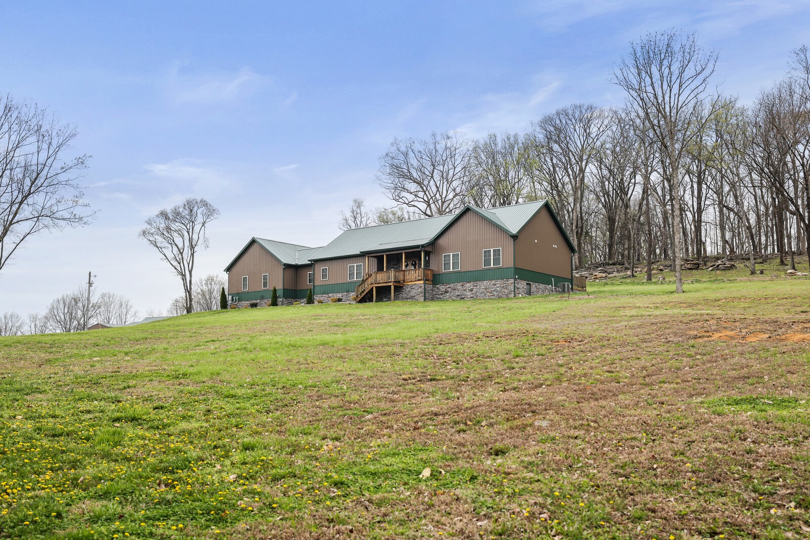 2095 Linwood Road Watertown, TN 37184 - Photo 4 of 52 a front view of a house with garden