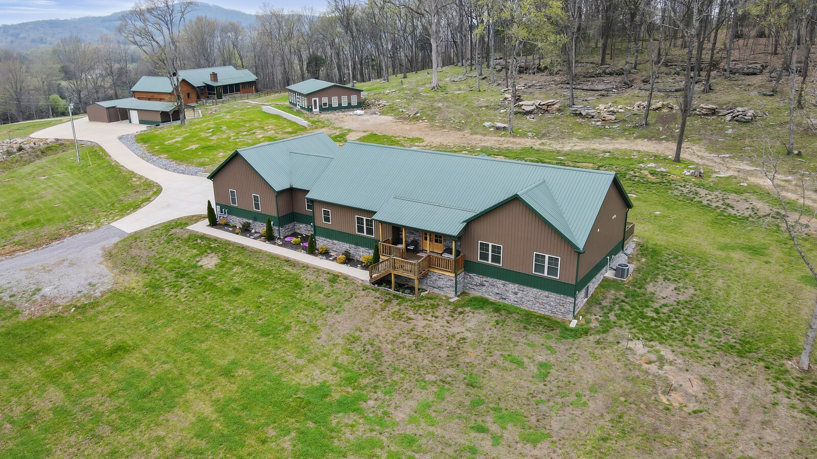 2095 Linwood Road Watertown, TN 37184 - Photo 48 of 52 a view of a house with yard and sitting area