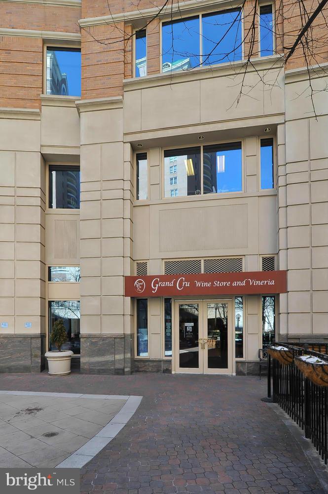 851 North Glebe Road, Unit 902 Arlington, VA 22203 - Photo 26 of 30 a view of a building with a outdoor space