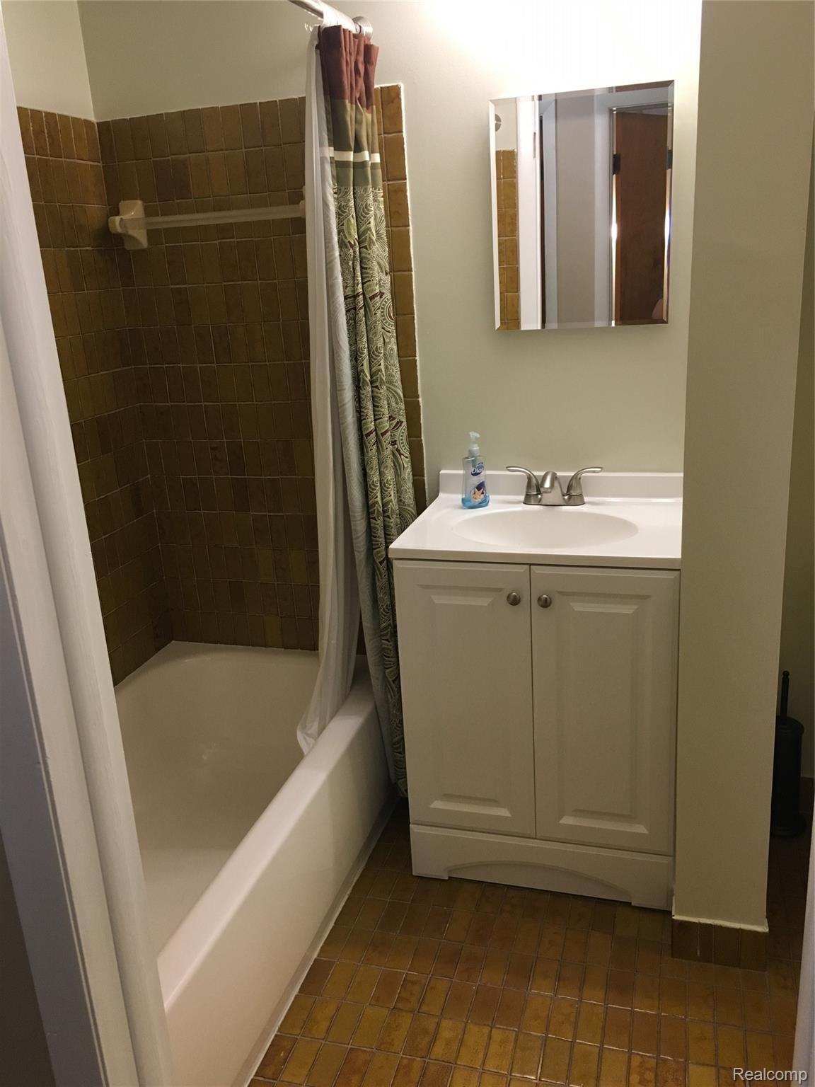 769 Oak Brook Ridge Drive, Unit 120 Rochester, MI 48307 - Photo 21 of 27 Upper Hall Bath