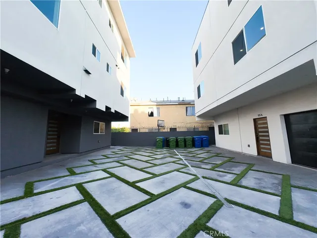 $2,566 | 117 East 29th Street, Unit 117 3/4, Los Angeles, CA 90011