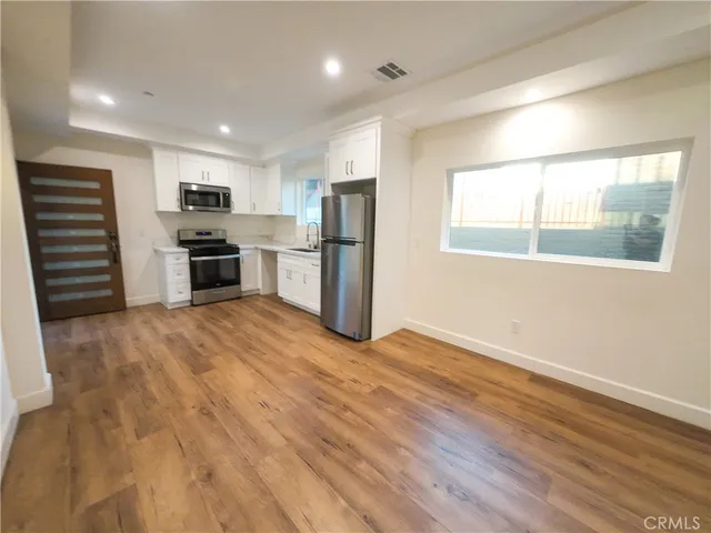 $2,566 | 117 East 29th Street, Unit 117 3/4, Los Angeles, CA 90011