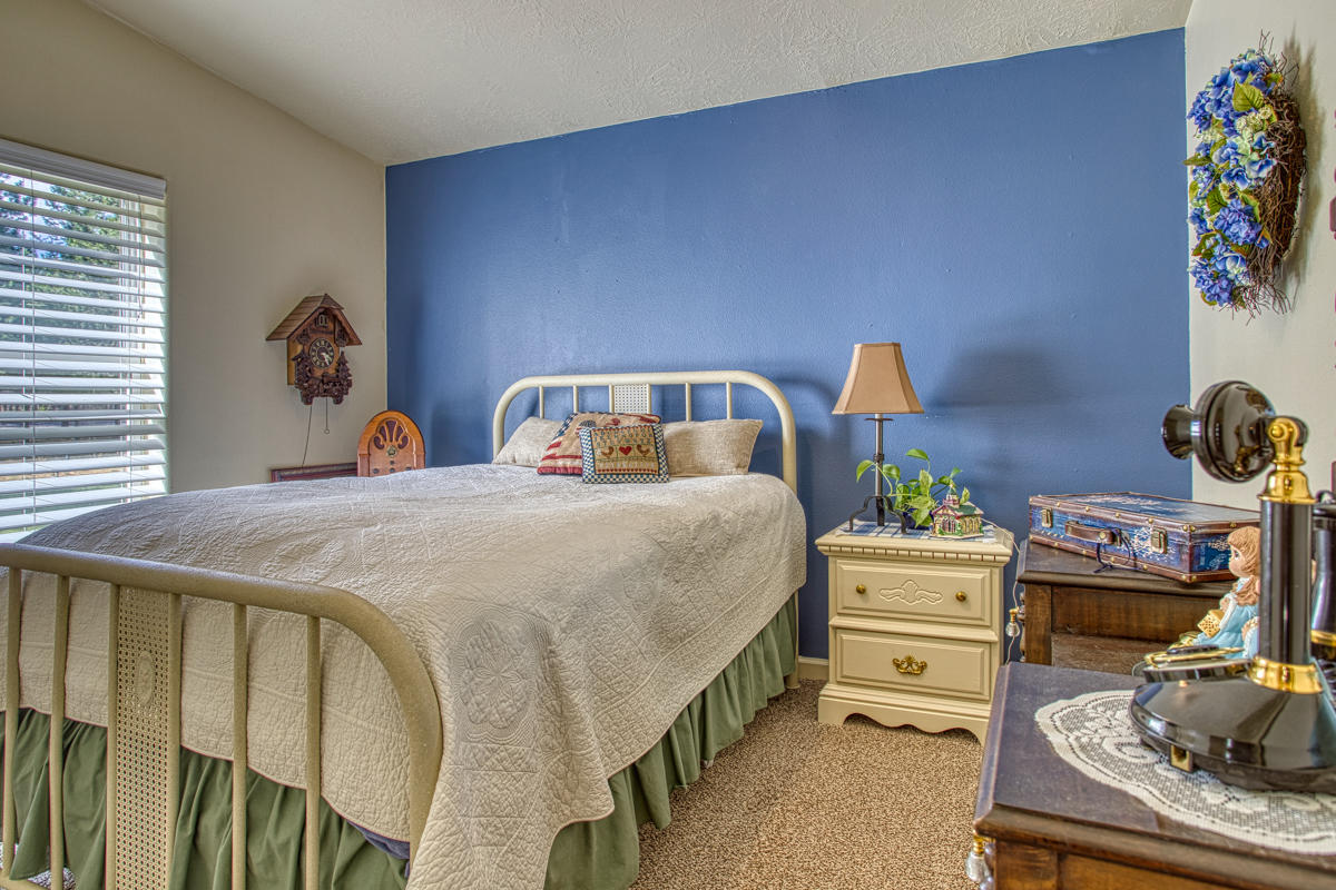 55915 Blue Eagle Road Bend, OR 97707 - Photo 24 of 31 Bedroom 2