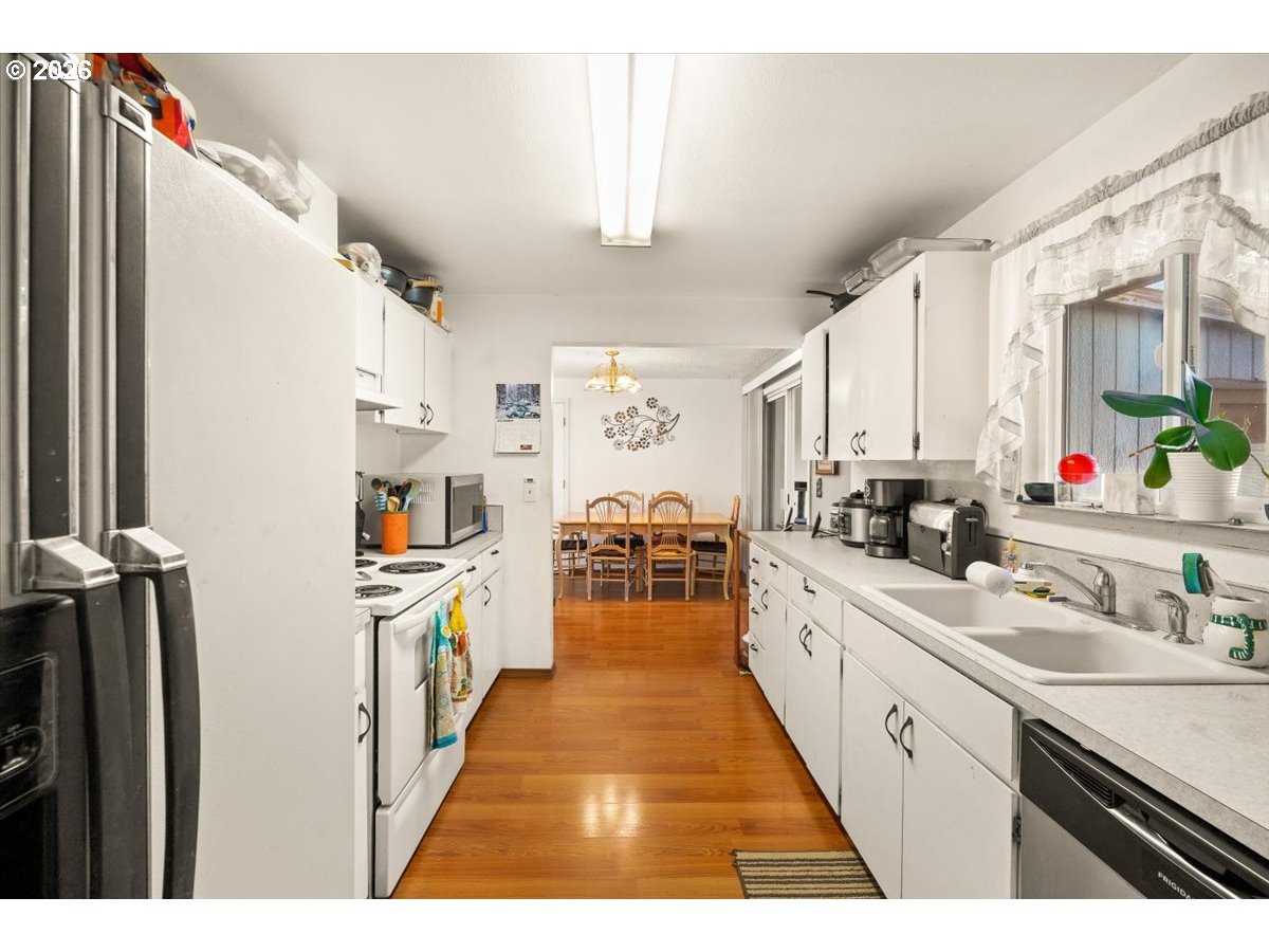 904 South Magnolia Street Cornelius, OR 97113 - Photo 18 of 28 a kitchen with stainless steel appliances lots of counter top space