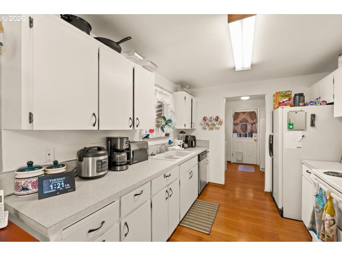 904 South Magnolia Street Cornelius, OR 97113 - Photo 19 of 28 a kitchen with cabinets and white appliances