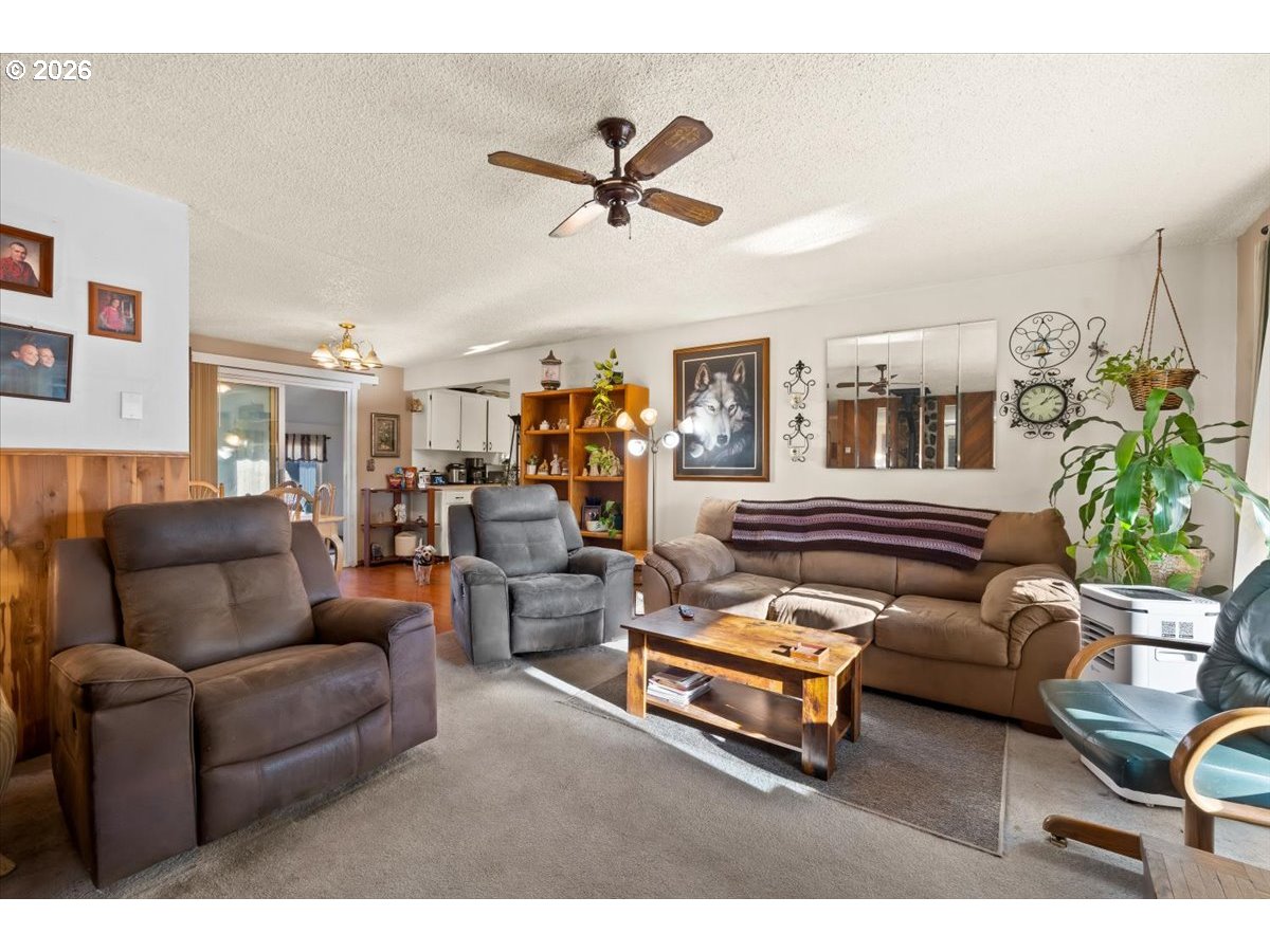 904 South Magnolia Street Cornelius, OR 97113 - Photo 20 of 28 a living room with furniture