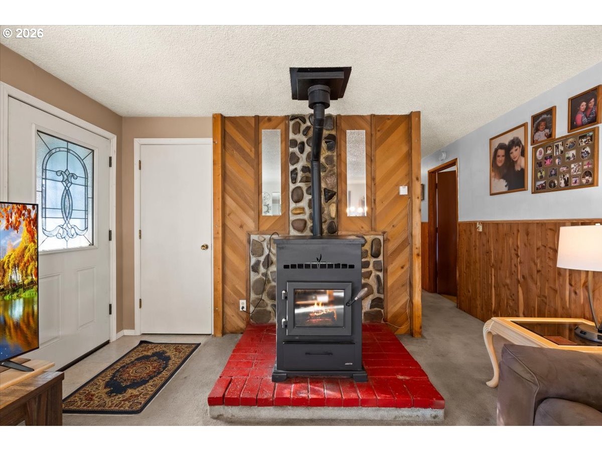 904 South Magnolia Street Cornelius, OR 97113 - Photo 21 of 28 a living room with furniture