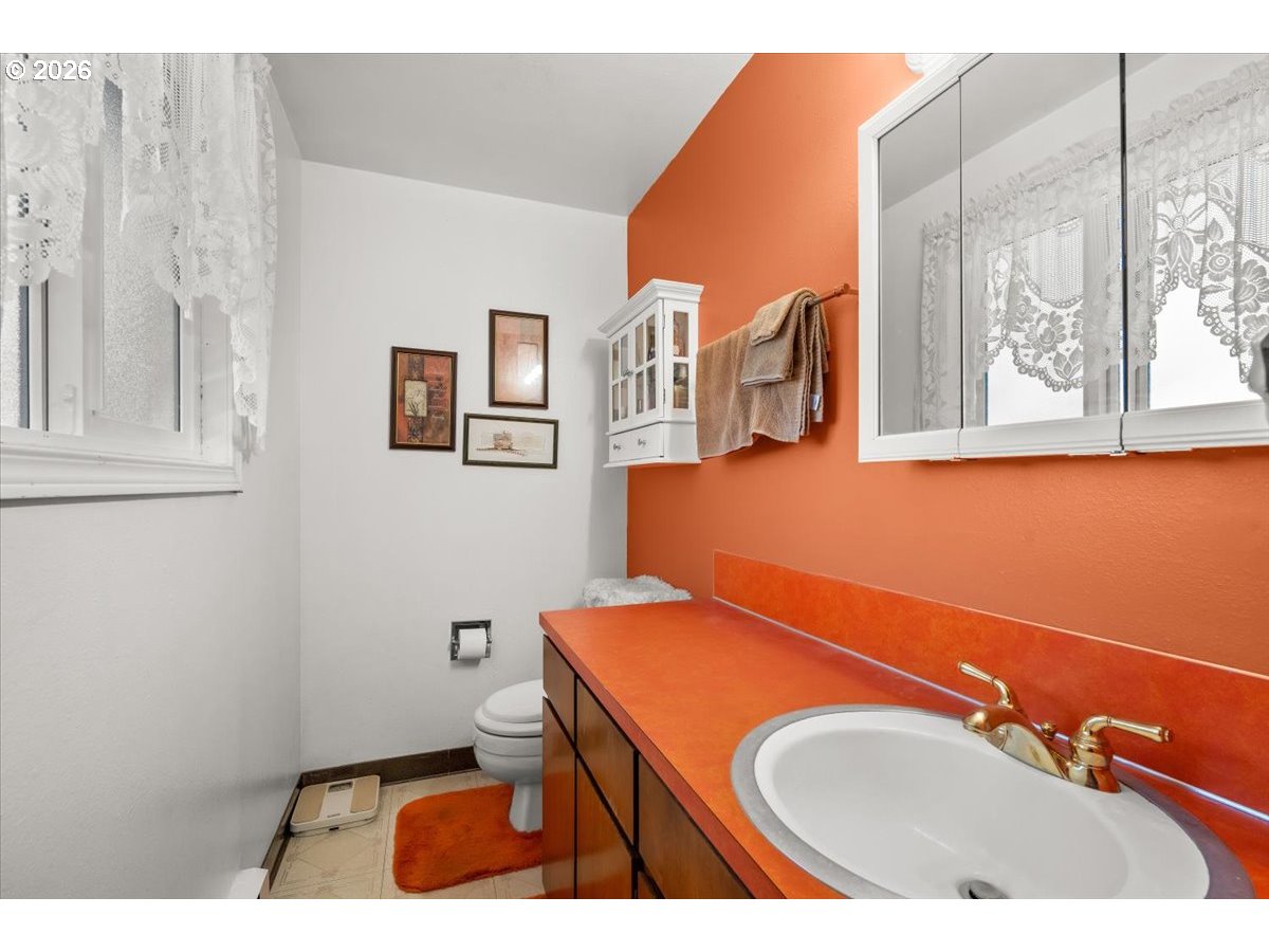 904 South Magnolia Street Cornelius, OR 97113 - Photo 26 of 28 a bathroom with a sink a toilet and a mirror