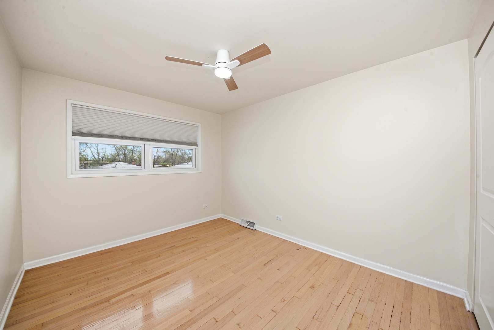 11603 South Loomis Street Chicago, IL 60643 - Photo 13 of 26 an empty room with a window