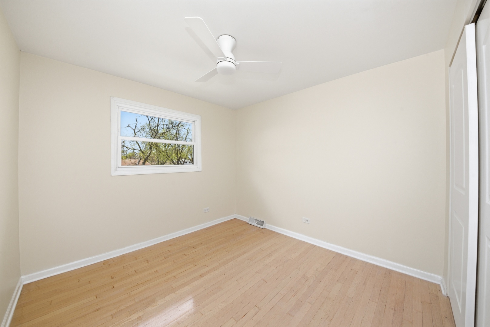 11603 South Loomis Street Chicago, IL 60643 - Photo 14 of 26 an empty room with a window