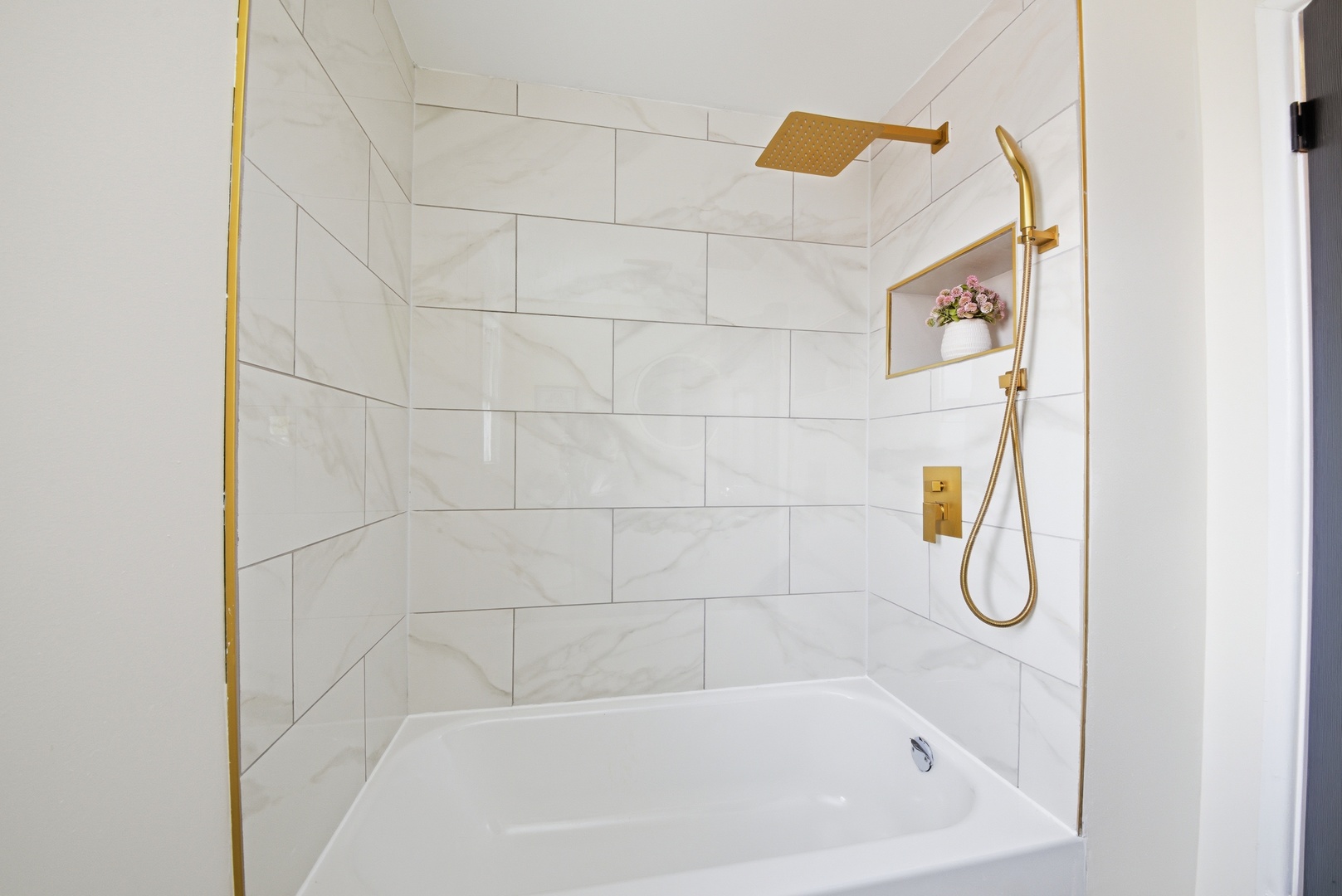 11603 South Loomis Street Chicago, IL 60643 - Photo 17 of 26 a bathroom with a bath tub