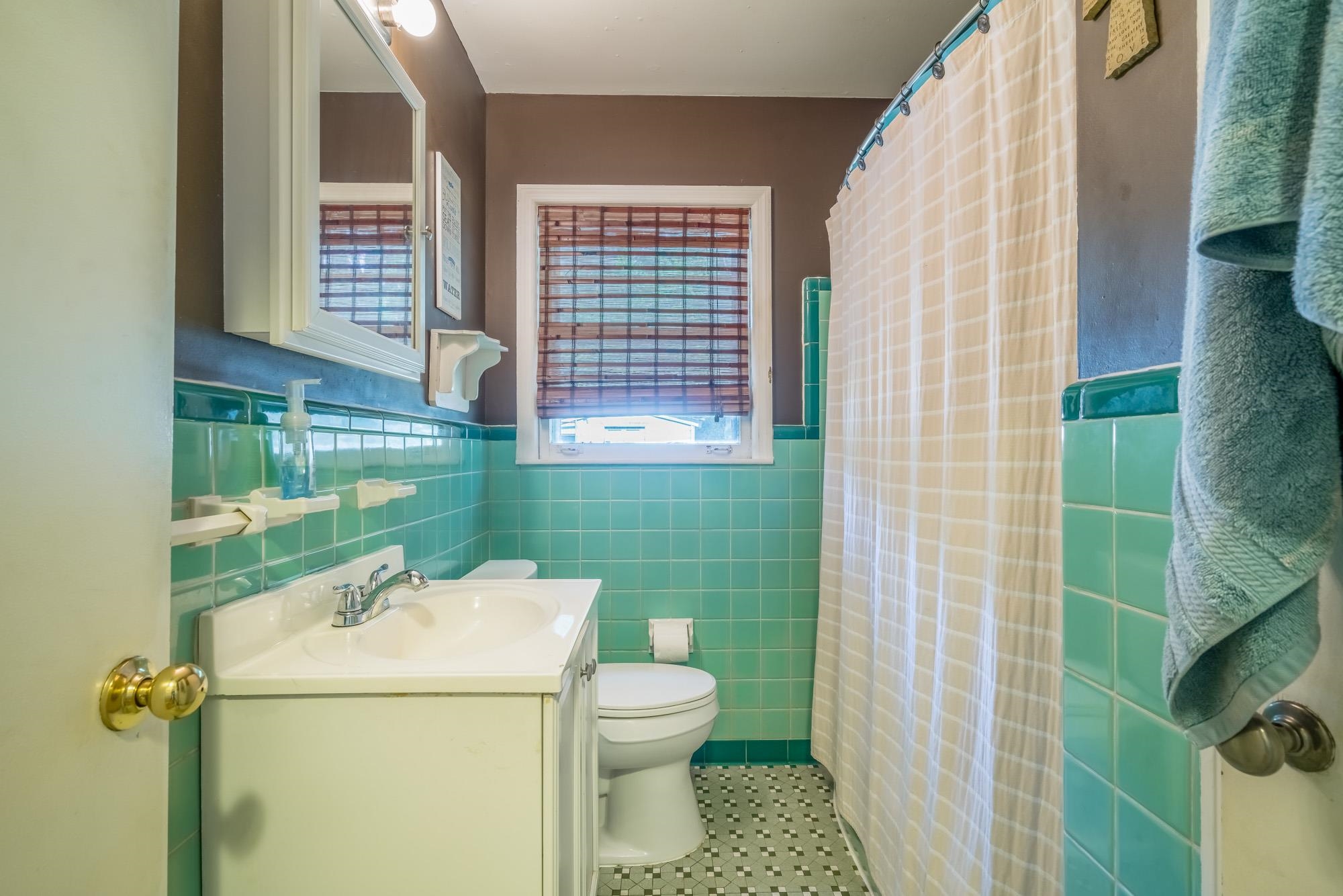 1632 South Perkins Road Memphis, TN 38117 - Photo 22 of 25 a bathroom with a toilet sink and tub