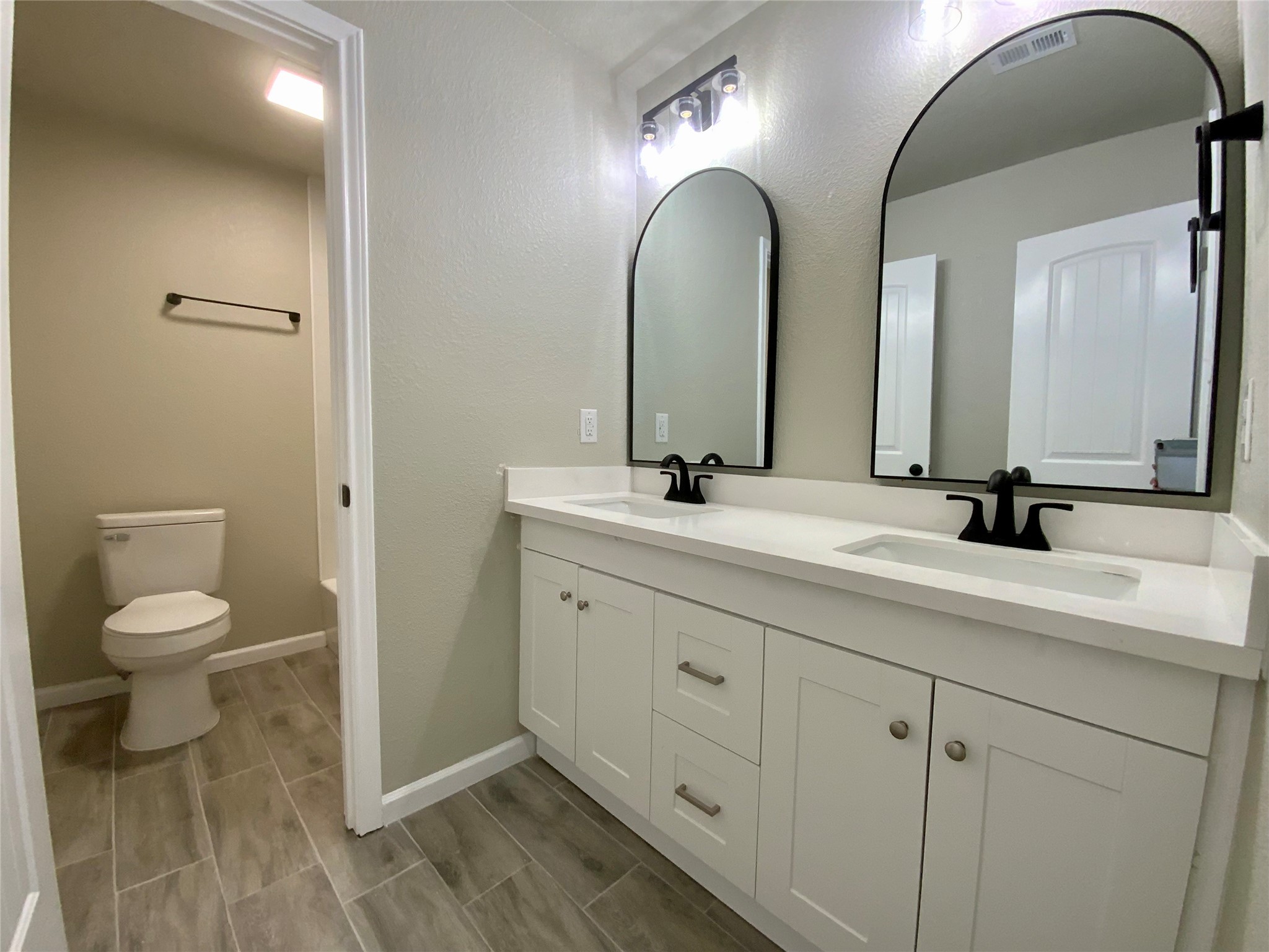 296 Kings Row Street Livingston, TX 77351 - Photo 26 of 35 Full Hallway Bath