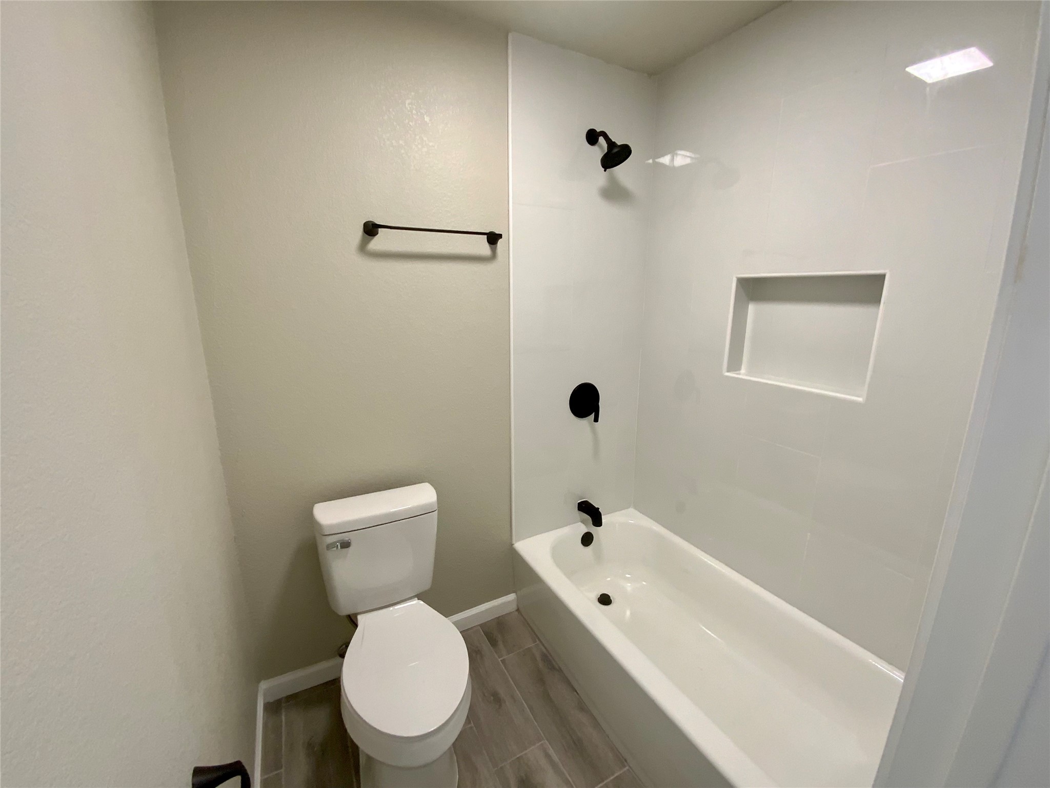 296 Kings Row Street Livingston, TX 77351 - Photo 27 of 35 With Tub/Shower