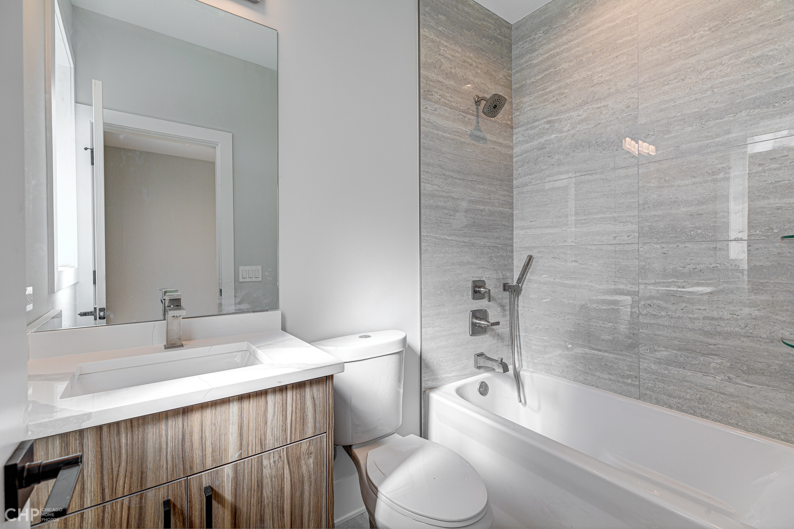 3711 North Spaulding Avenue Chicago, IL 60618 - Photo 23 of 35 a bathroom with a sink a toilet and bathtub