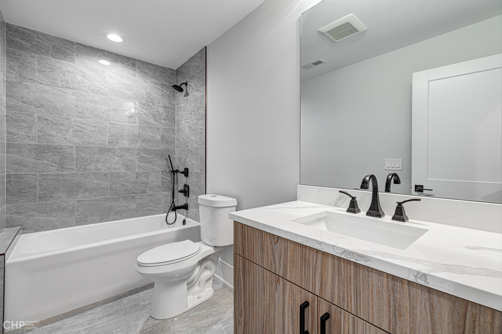 3711 North Spaulding Avenue Chicago, IL 60618 - Photo 31 of 35 a bathroom with a sink a toilet and a bathtub