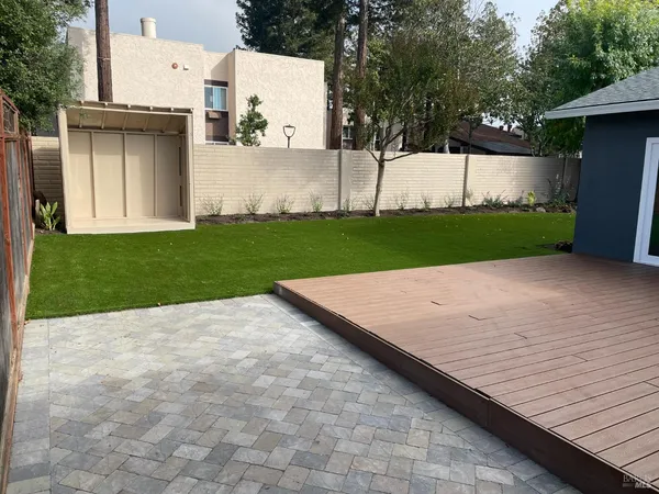 a view of a backyard