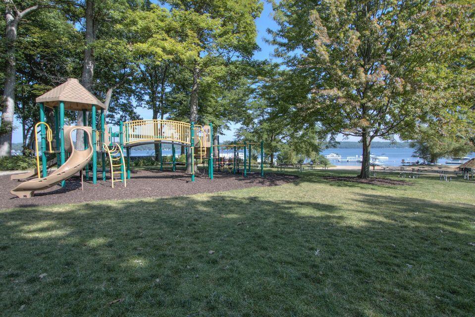 404 Deerpath West, Unit F Fontana, WI 53125 - Photo 11 of 25 20250501191005767801000000-o