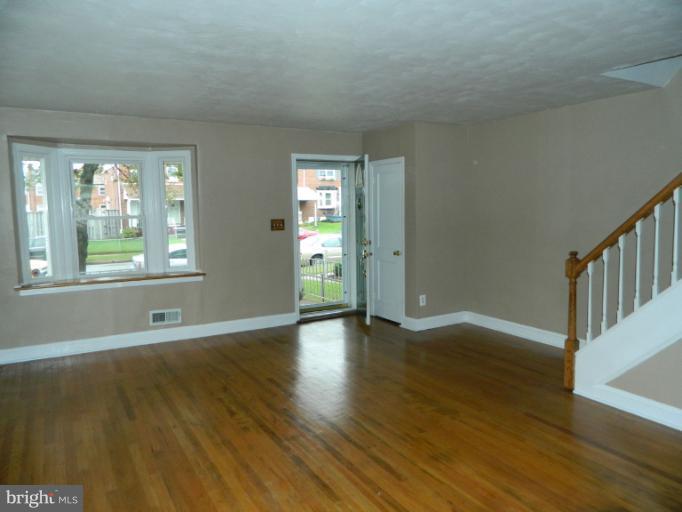 636 Middlesex Road Baltimore, MD 21221 - Photo 2 of 23 Living Room