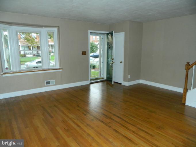 636 Middlesex Road Baltimore, MD 21221 - Photo 3 of 23 Living Room