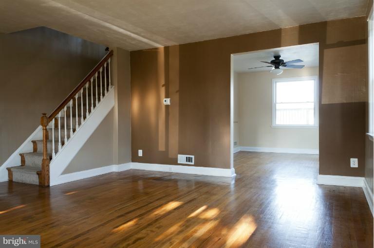 636 Middlesex Road Baltimore, MD 21221 - Photo 4 of 23 Living Room