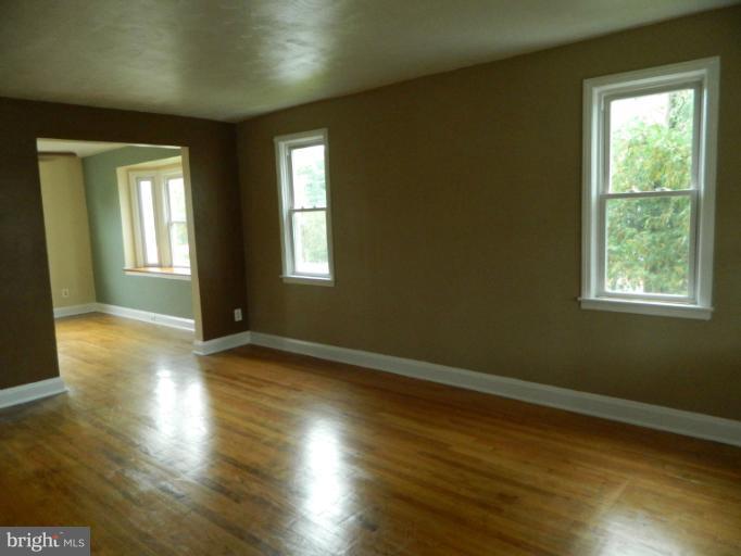 636 Middlesex Road Baltimore, MD 21221 - Photo 5 of 23 Living Room