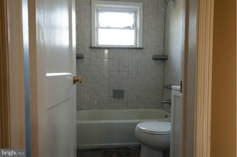 636 Middlesex Road Baltimore, MD 21221 - Photo 7 of 23 Bath
