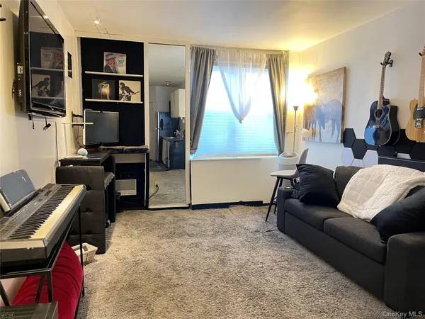 $2,150 | 855 East Broadway, Unit LC, Long Beach, NY 11561