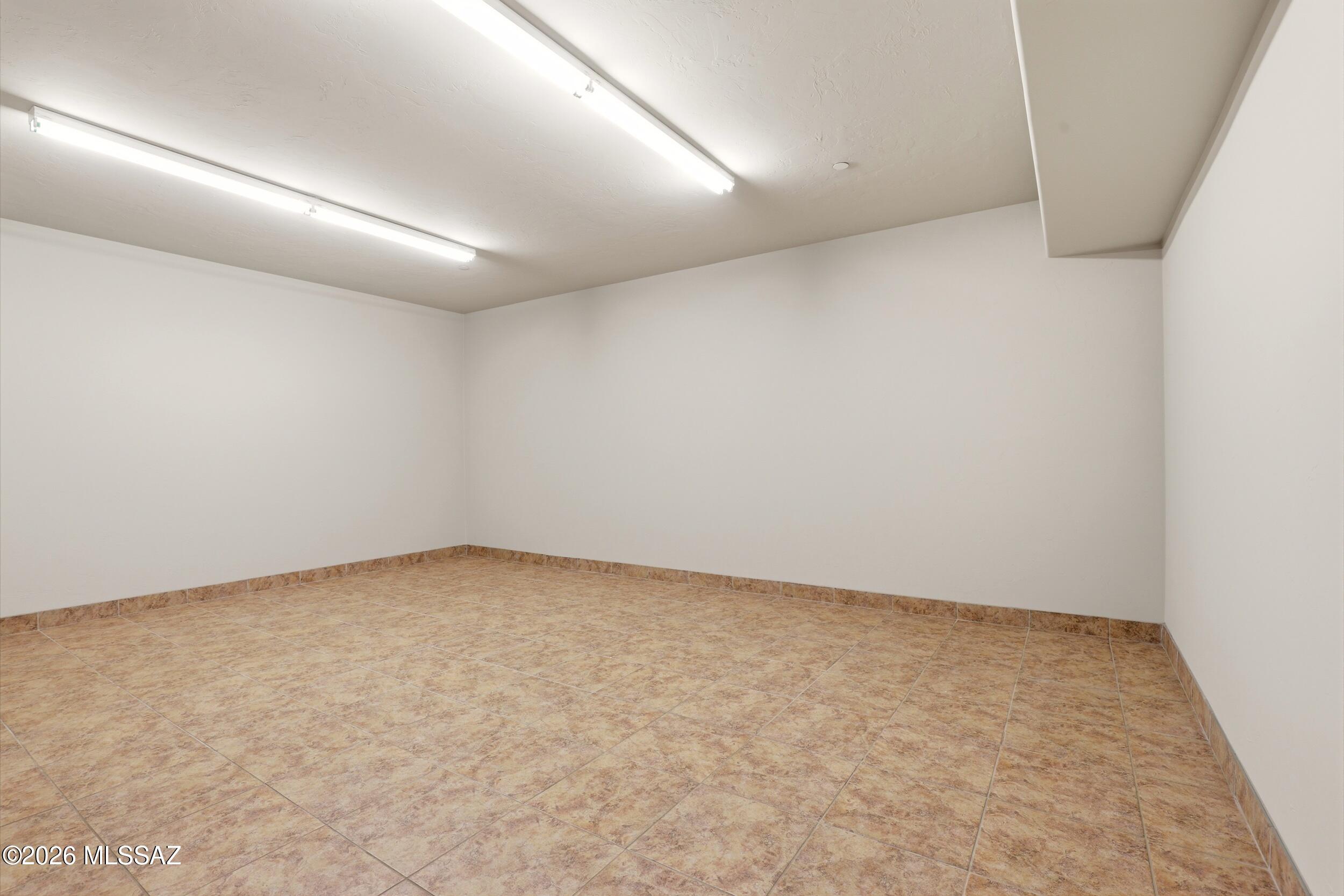 6331 West Trails End Road Tucson, AZ 85745 - Photo 27 of 41 an empty room with a workbench