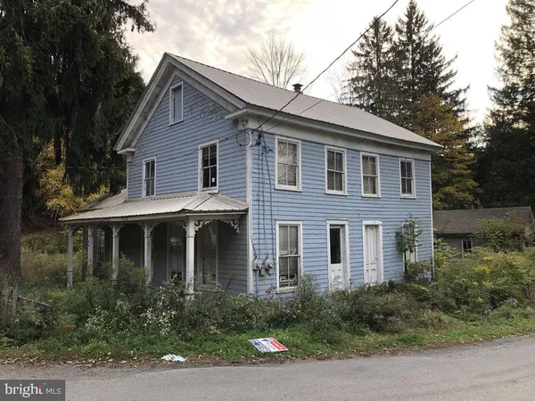 an aerial view of house with yard and mountain