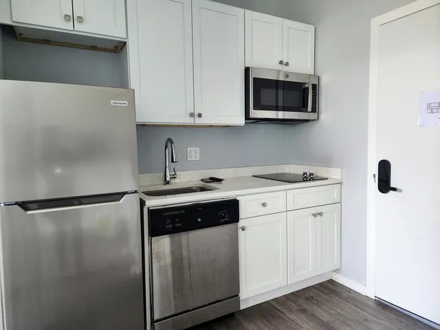 $1,200 | 1409 West Diversey Parkway, Unit 320, Chicago, IL 60614