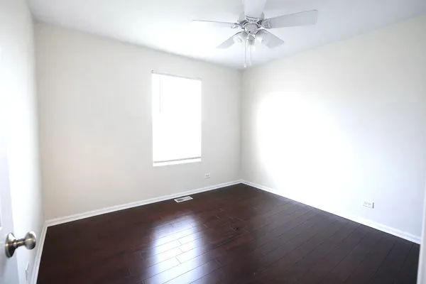 $439,000 | 462 Grosvenor Lane, Aurora, IL 60504