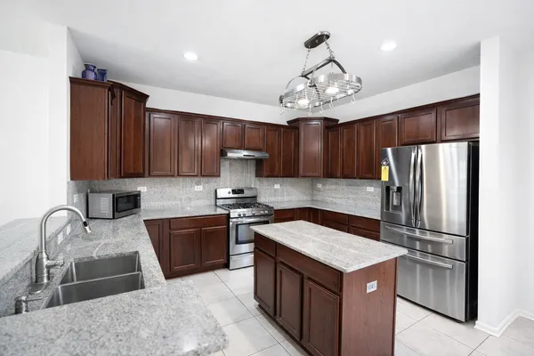 $439,000 | 462 Grosvenor Lane, Aurora, IL 60504
