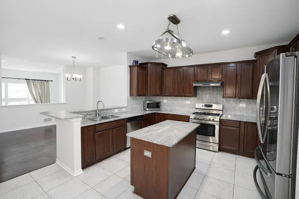 $439,000 | 462 Grosvenor Lane, Aurora, IL 60504