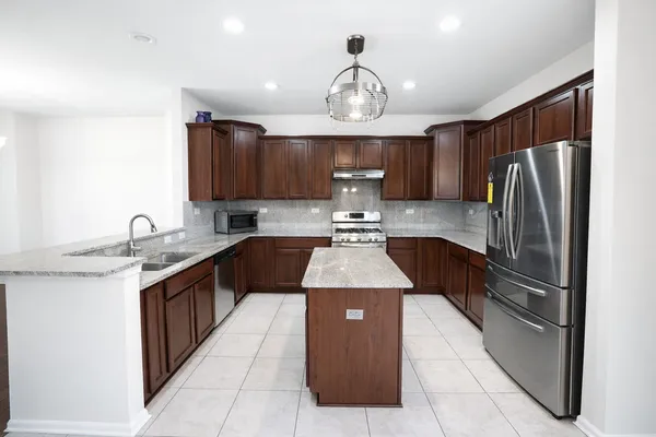 $439,000 | 462 Grosvenor Lane, Aurora, IL 60504