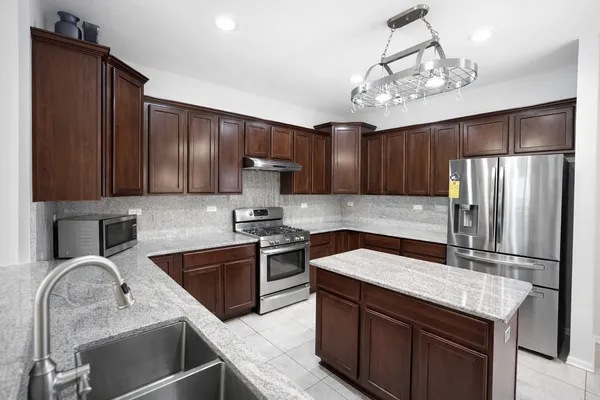 $439,000 | 462 Grosvenor Lane, Aurora, IL 60504