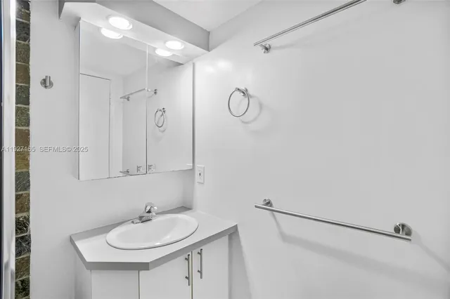 $2,150 | 3545 Northeast 167th Street, Unit 208, North Miami Beach, FL 33160