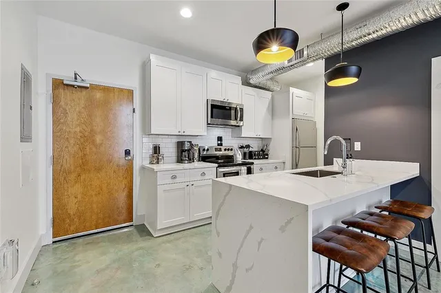 $2,400 | 801 Patterson Road, Unit 104, New Orleans, LA 70114