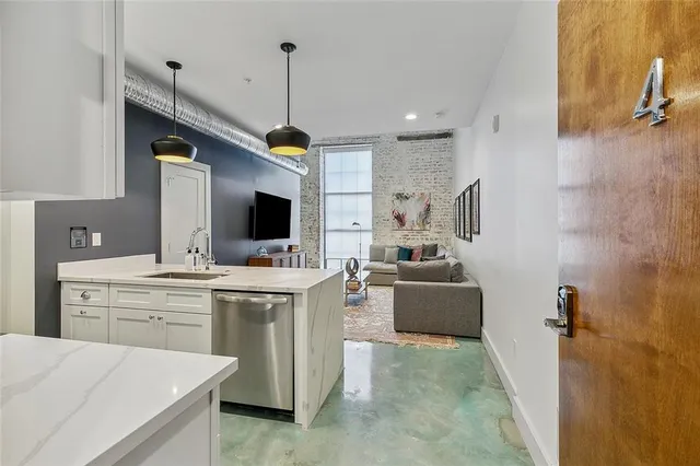 $2,400 | 801 Patterson Road, Unit 104, New Orleans, LA 70114