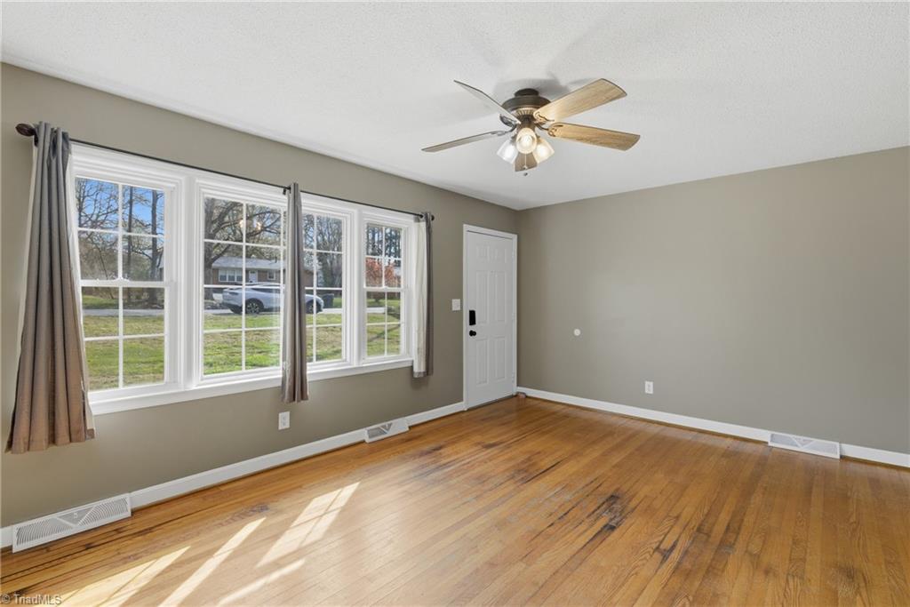 1313 Ridgewood Avenue Reidsville, NC 27320 - Photo 8 of 41 Living room