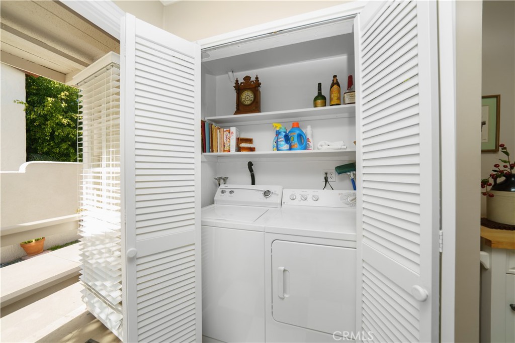 945 Cabrillo Drive Glendale, CA 91207 - Photo 14 of 38 a utility room with dryer and washer